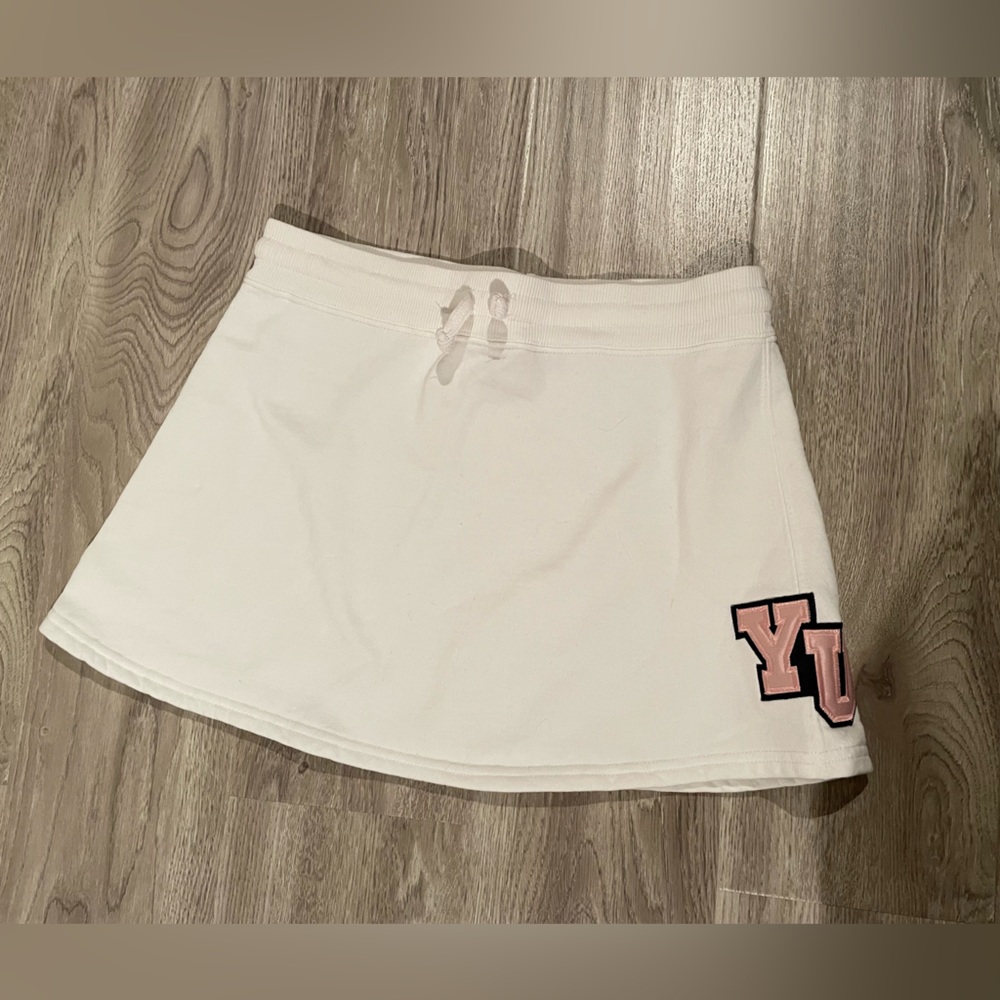 White cotton skirt with YU pink decal